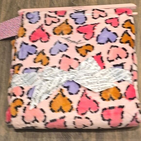 Juicy Couture Home Plush Heart Printed Throw Blanket - Picture 2 of 7